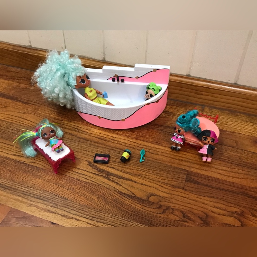 Girls L.O.L. Surprise! LOL OMG Dolls Spa Day
Large Doll Spa Bathtub, Bed…